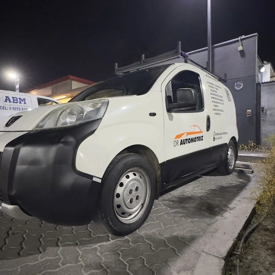 Vehículo de transporte de la empresa DRAUTOMOTRIZ - Mecánico a domicilio en Santiago con servicio móvil profesional