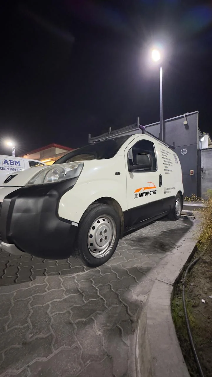 Drautomotriz Furgoneta Blanca Nocturna Estacionamiento
