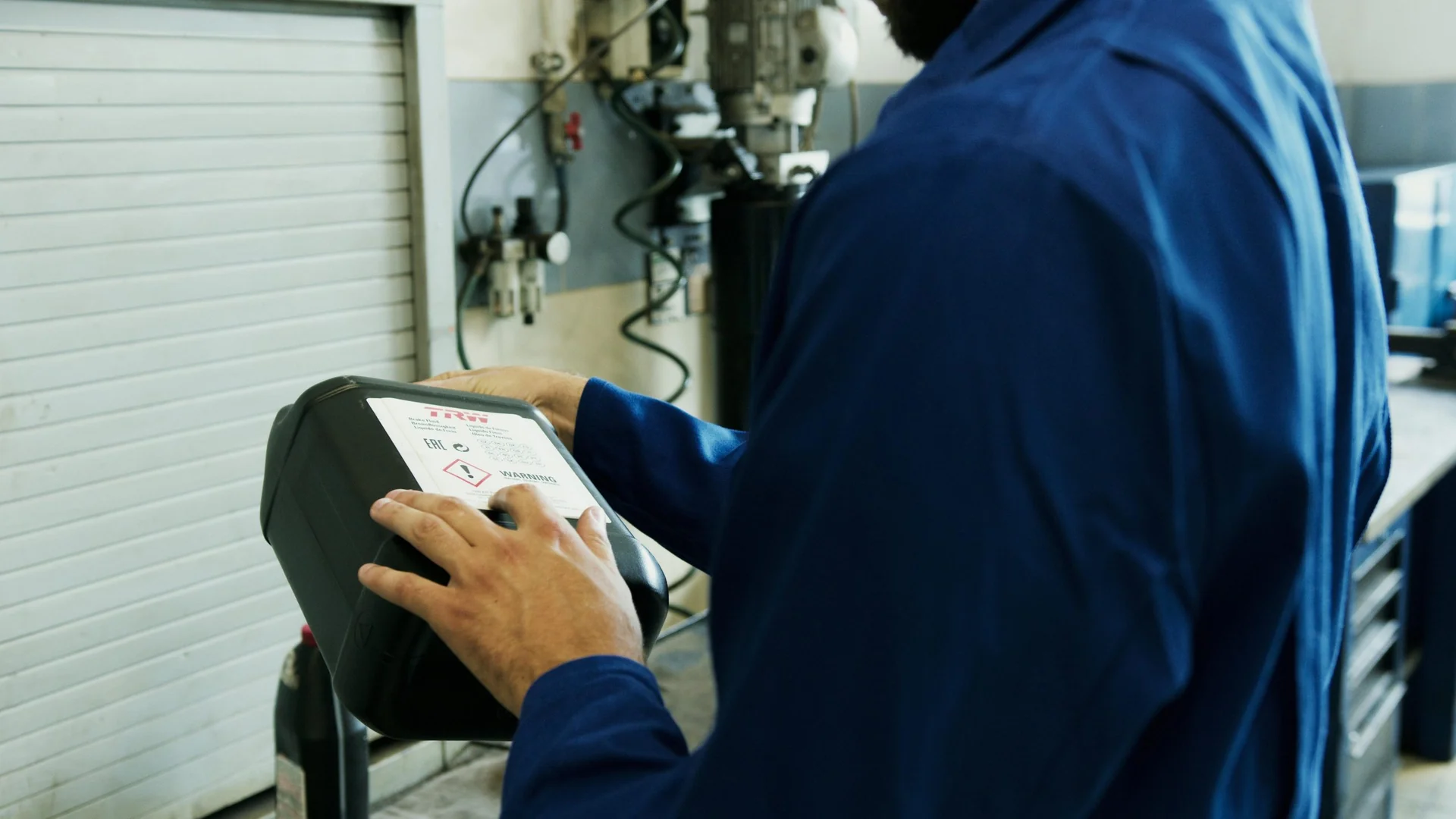 Mecanico Trabajando Auto
