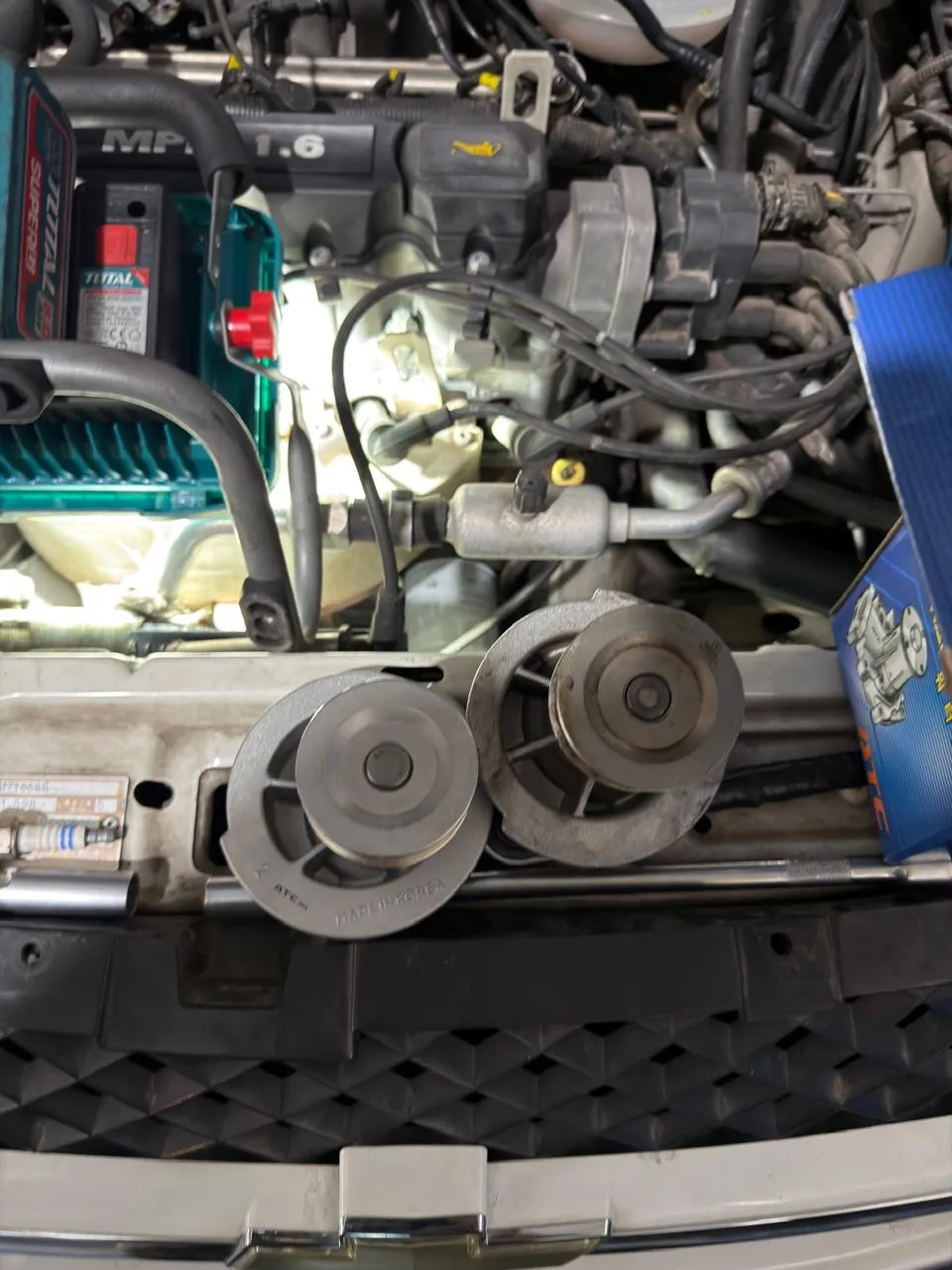 Bomba de agua nueva y usada sobre motor 1.6 MPFI Chevrolet Corsa - mecánico a domicilio en Peñalolén