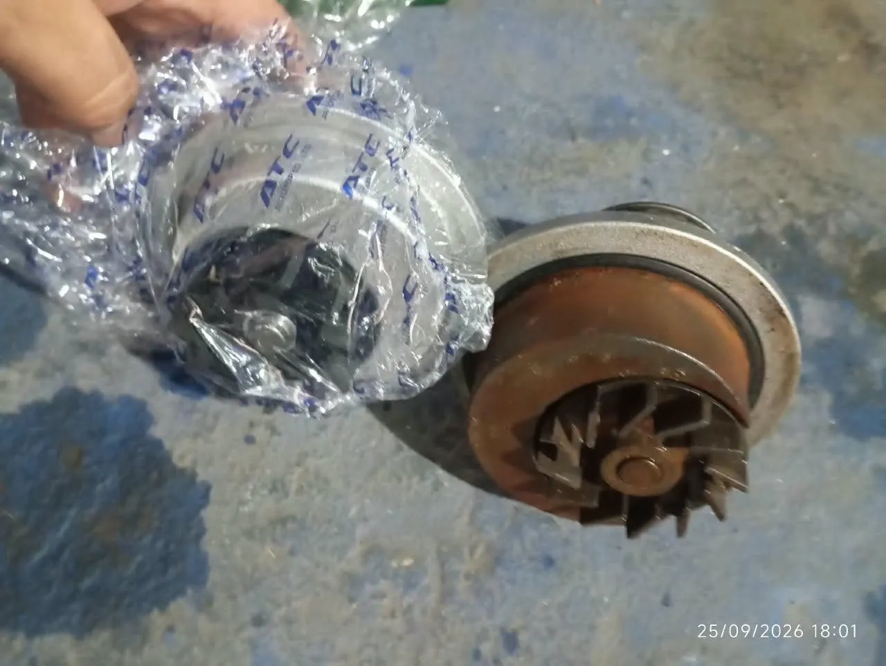 Bomba de agua nueva vs usada Chevrolet Corsa - mecánico a domicilio en Peñalolén DRAUTOMOTRIZ