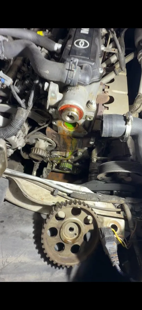 Motor Chevrolet Corsa sin correa de distribución, poleas y bomba de agua a la vista - mecánico a domicilio en Peñalolén