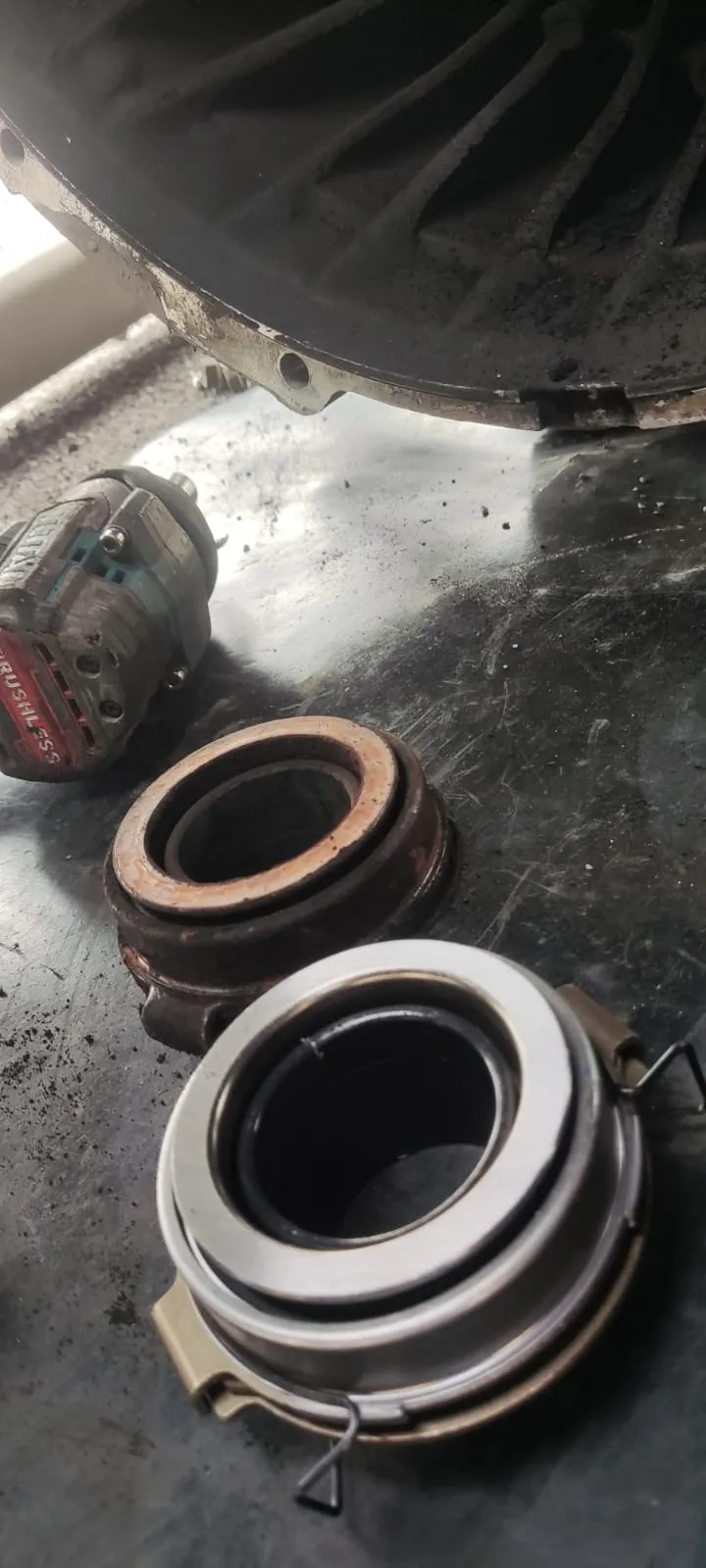 Collarín de embrague nuevo vs gastado Chevrolet NKR 512 - cambio kit de embrague DRAUTOMOTRIZ