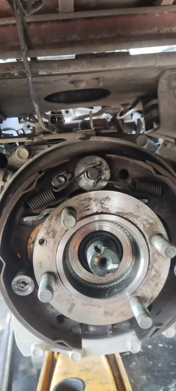 Revisión de maza y frenos traseros Chevrolet NKR 512 durante cambio de embrague en Peñalolén