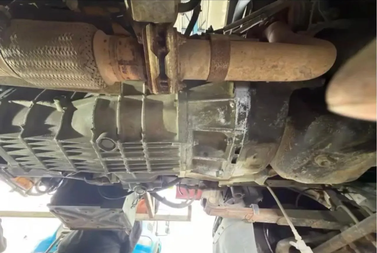 Desmontaje de caja de cambios bajo camión Hino XZU 425L para cambio de embrague - mecánico en Peñalolén