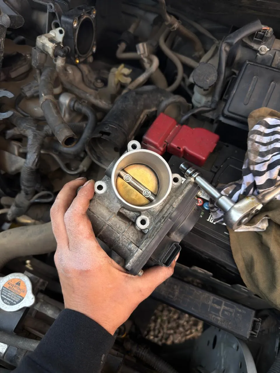 Limpieza de cuerpo de aceleración Nissan Tiida - taller mecánico en Peñalolén