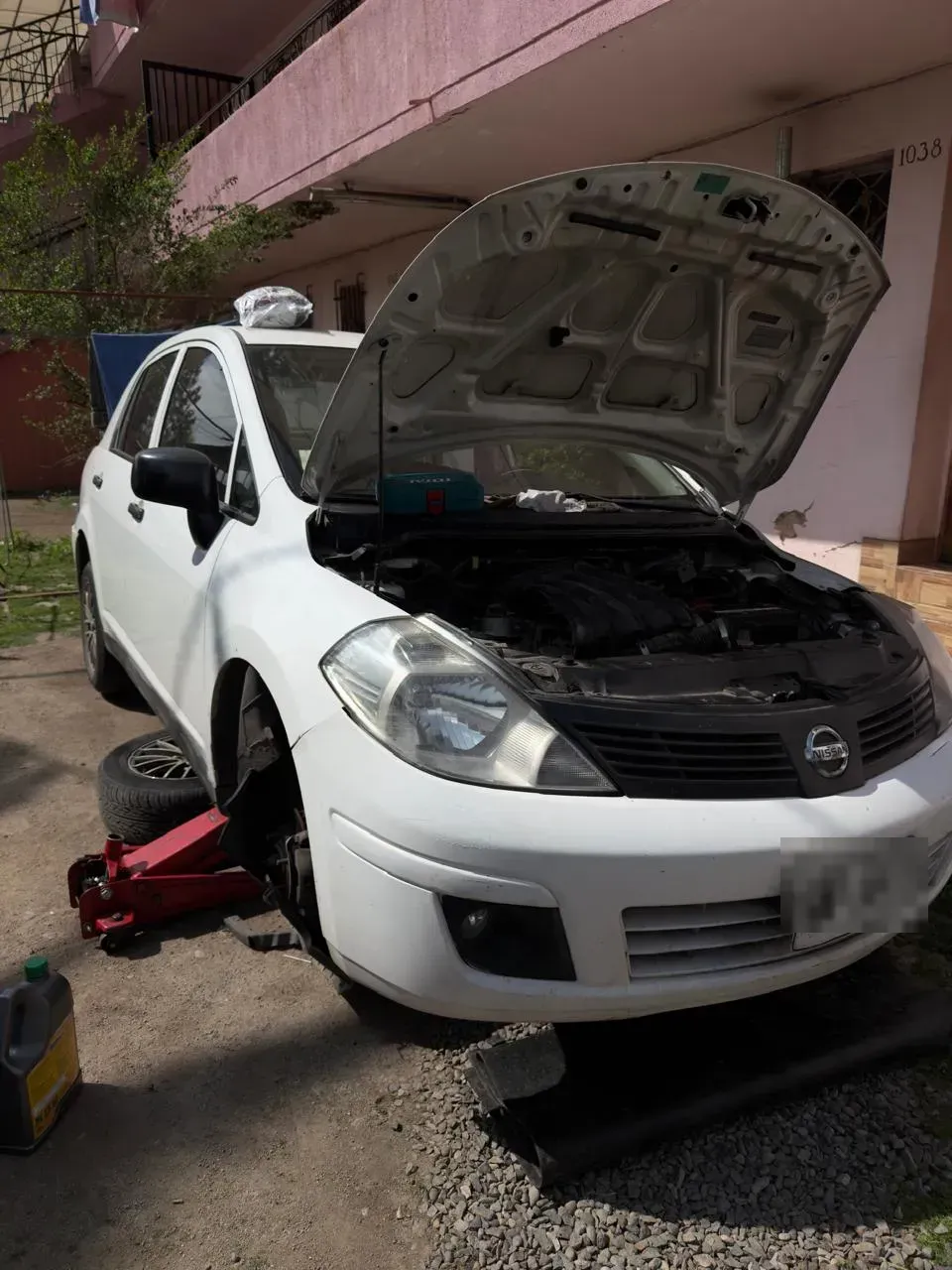 Nissan Tiida en mantención por kilometraje - DRAUTOMOTRIZ taller mecánico en Peñalolén
