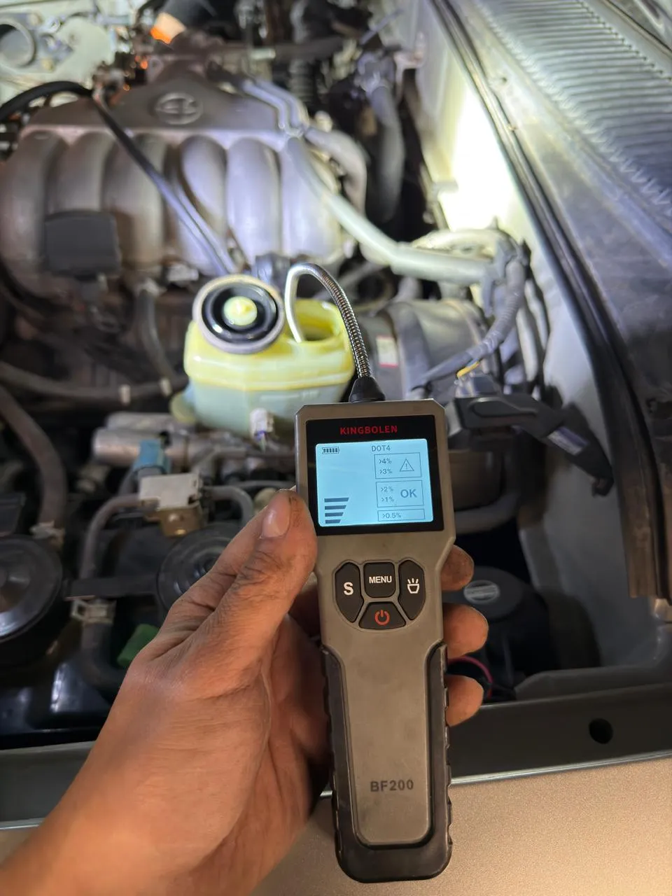 Medición de humedad del líquido de frenos DOT4 en Toyota 4Runner - inspección pre compra a domicilio