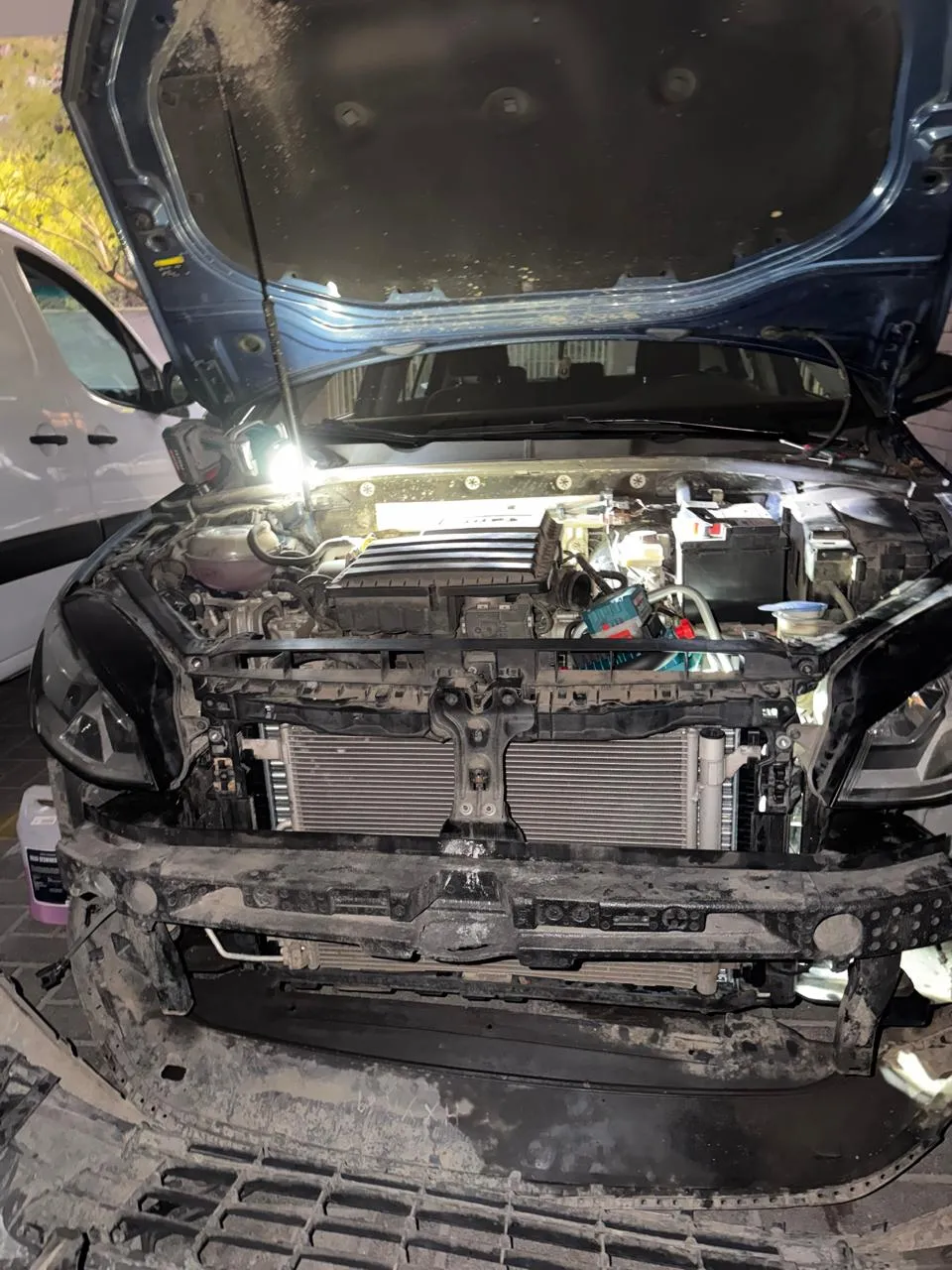 Radiador nuevo y condensador de aire acondicionado instalados en Volkswagen Golf