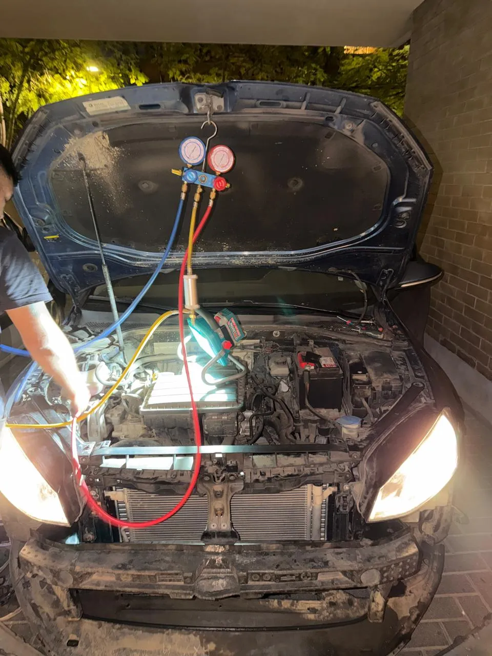 Recarga y mantención de aire acondicionado Volkswagen Golf con manómetros - DRAUTOMOTRIZ taller en Peñalolén